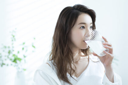 口にする食べ物の鮮度や生水に注意する